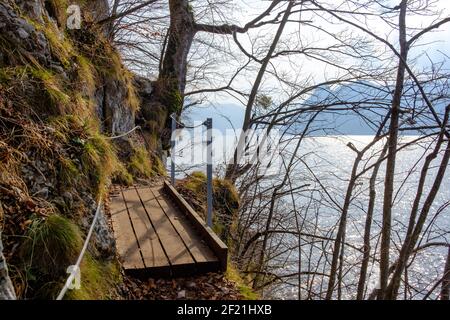 sentiero escursionistico alpino 'miesweg' sulla costa orientale del lago traunsee nell'alta regione austriaca salzkammergut Foto Stock