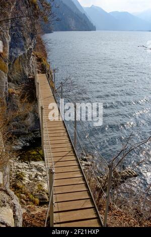 sentiero escursionistico alpino 'miesweg' sulla costa orientale del lago traunsee nell'alta regione austriaca salzkammergut Foto Stock