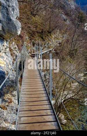 sentiero escursionistico alpino 'miesweg' sulla costa orientale del lago traunsee nell'alta regione austriaca salzkammergut Foto Stock