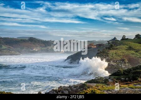 Una vista di enormi onde che si infrangono sulle rive di Cabo de Ajo sulla costa settentrionale della Spagna Foto Stock
