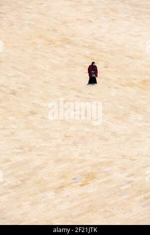 Una donna egiziana locale che si trova nel grande cortile della Moschea di Ibn Tulun, a Tolon, El-Sayeda Zainab, il Cairo, Egitto Foto Stock