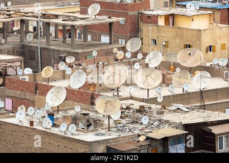 Numerosi piatti satellitari sui tetti come visto dal minareto della Moschea di Ibn Tulun, a Tolon, El-Sayeda Zainab, il Cairo, Egitto Foto Stock