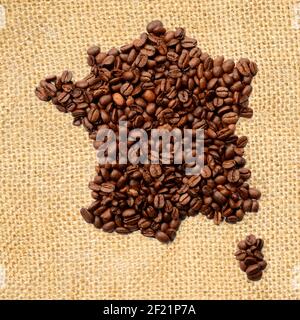 Caffè di fagioli interi. Il contorno della Francia è fatto da chicchi di caffè su juta burlap Foto Stock