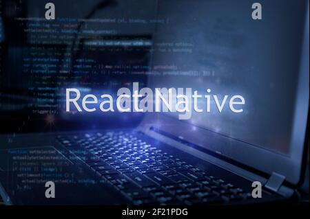 Iscrizione React Native su laptop e sfondo di codice. Imparare React Framework, corsi di informatica, formazione. Foto Stock