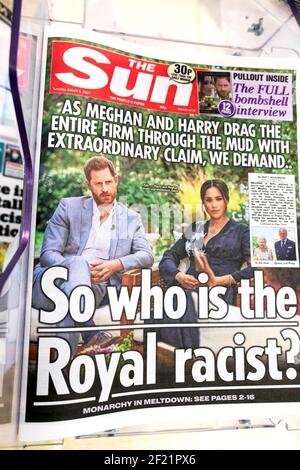 "Chi è il razzista reale?" Il titolo del quotidiano Sun Prince Harry Meghan Markle Oprah intervista la prima pagina del 9 marzo 2021 a Londra Inghilterra Regno Unito Foto Stock