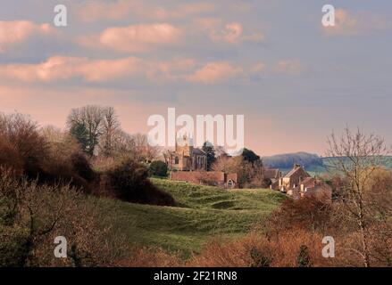 Inglese villaggio chiesa primavera Foto Stock