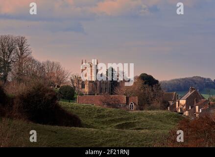 Inglese villaggio chiesa primavera Foto Stock