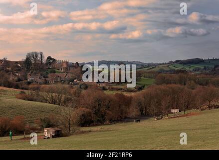 Inglese villaggio chiesa primavera Foto Stock