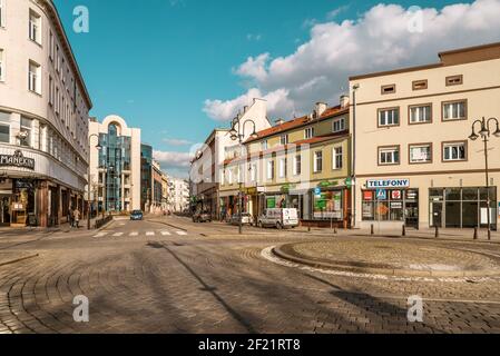 OPOLE, POLONIA - Mar 07, 2021: Piazza Wolnosci e via Ozimska a Opole di giorno Foto Stock