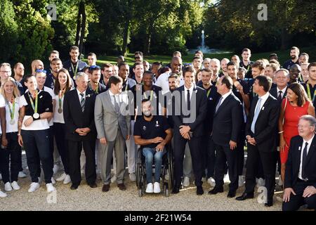 Presidente della Repubblica francese Francois Hollande, Copresidente Parigi 2024 candidatura Tony Estanguet, Ministri dello Sport Patrick Kanner durante l'accoglienza all'Elysee per i medalisti francesi dopo i Giochi Olimpici RIO 2016, il 23 agosto 2016, a Parigi, Francia - Foto Philippe Millereau / KMSP / DPPI Foto Stock