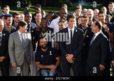 Presidente della Repubblica francese Francois Hollande, Copresidente Parigi 2024 candidatura Tony Estanguet, Ministri dello Sport Patrick Kanner durante l'accoglienza all'Elysee per i medalisti francesi dopo i Giochi Olimpici RIO 2016, il 23 agosto 2016, a Parigi, Francia - Foto Philippe Millereau / KMSP / DPPI Foto Stock