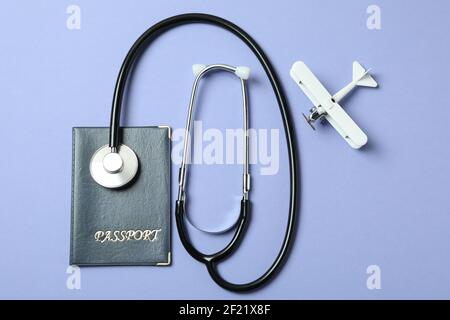 Passaporto, stetoscopio e piano giocattolo su sfondo viola Foto stock -  Alamy