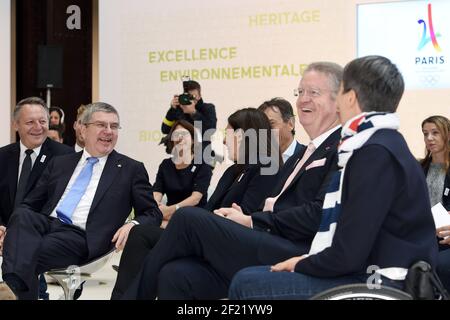 Ministro dello sport Thierry Braillard, copresidente di Parigi 2024 candidatura Bernard Lapasset, Presidente del CIO Thomas Bach, Sindaco di Parigi Anne Hidalgoand Presidente del Comitato Paralimpico francese Emmanuelle Assmann in occasione di una visita al Comitato organizzatore dei Giochi Olimpici del 2024, il 2 ottobre 2016, alla Cité du Cinema di Saint-Denis, Francia - Foto Philippe Millereau / KMSP / DPPI Foto Stock