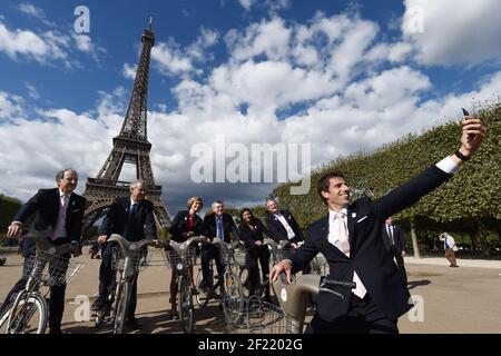 Presidente del CNOSF Denis Masseglia, membro del CIO Guy Drut, presidente della regione Ile-de-France Valerie Pecresse, presidente del CIO Thomas Bach, sindaco di Parigi Anne Hidalgo, copresidente della candidatura di Parigi 2024 Tony Estanguet e copresidente della candidatura di Parigi 2024 Bernard Lapasset durante una visita al comitato organizzatore dei Giochi Olimpici del 2024, il 2 ottobre 2016, Alla Torre Eiffel di Parigi, Francia - Foto Philippe Millereau / KMSP / DPPI Foto Stock