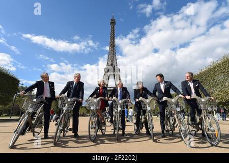 Presidente del CNOSF Denis Masseglia, membro del CIO Guy Drut, presidente della regione Ile-de-France Valerie Pecresse, presidente del CIO Thomas Bach, sindaco di Parigi Anne Hidalgo, copresidente della candidatura di Parigi 2024 Tony Estanguet e copresidente della candidatura di Parigi 2024 Bernard Lapasset durante una visita al comitato organizzatore dei Giochi Olimpici del 2024, il 2 ottobre 2016, Alla Torre Eiffel di Parigi, Francia - Foto Philippe Millereau / KMSP / DPPI Foto Stock