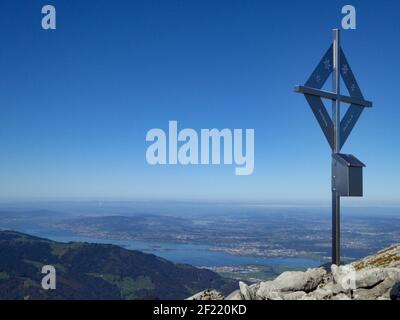 Sulla cima del monte Schiberg, in Svizzera, con croce di picco. Vista sul lago di Zurigo Foto Stock