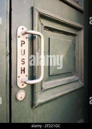 Porta vecchia con maniglia porta e l'iscrizione push Foto Stock