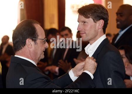 Il presidente francese Francois Hollande (L) assegna la Legione d'onore (Legion d'Honneur) al campione della squadra olimpica di salto equestre Kevin Staut al Palazzo presidenziale Elysee a Parigi, Francia, il 1° dicembre 2016 - Foto Philippe Millereau / KMSP / DPPI Foto Stock