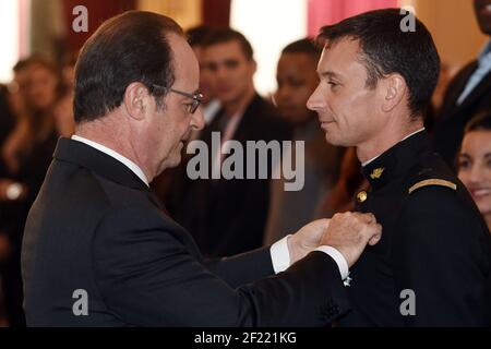 Il presidente francese Francois Hollande (L) assegna la Legione d'onore (Legion d'Honneur) al campione della squadra equestre olimpica Thibaut Vallette al Palazzo Presidenziale Elysee di Parigi, Francia, il 1° dicembre 2016 - Foto Philippe Millereau / KMSP / DPPI Foto Stock