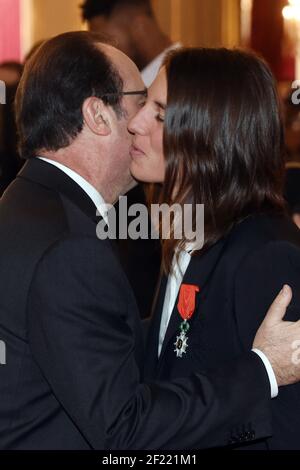 Il presidente francese Francois Hollande (L) assegna la Legione d'onore (Legion d'Honneur) al campione olimpico di vela Charline Picon al Palazzo Presidenziale Elysee di Parigi, Francia, il 1 dicembre 2016 - Foto Philippe Millereau / KMSP / DPPI Foto Stock