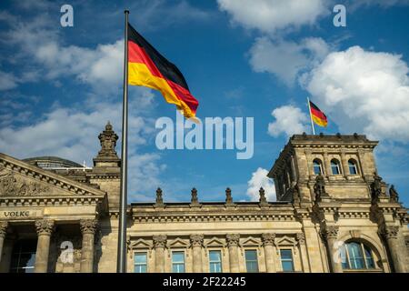 BERLINO, GERMANIA - 27 maggio 2020: BERLINO, GERMANIA 27 maggio 2020. La bandiera tedesca al Reichstag. Foto Stock