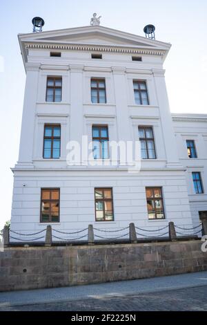 SCHWERIN, GERMANIA - 11 agosto 2020: L'edificio della Collegiata (anche: Edificio governativo o Cancelleria di Stato) è un edificio rappresentativo, elencato nella Foto Stock