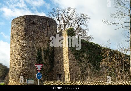 BAD MUENSTEREIFEL, GERMANIA - 20 maggio 2020: Una vecchia torre di guardia sulle mura della storica città vecchia di Bad Muenster Eifel. Foto Stock