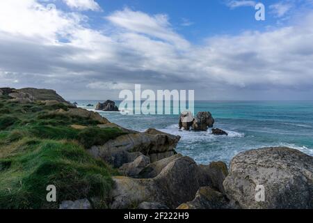 Coste frastagliate e selvagge in Cantabria, nel nord della Spagna Foto Stock