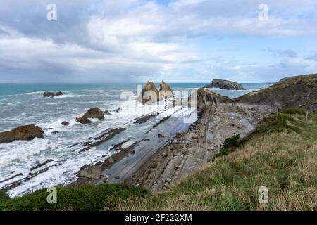 Coste frastagliate e selvagge in Cantabria, nel nord della Spagna Foto Stock