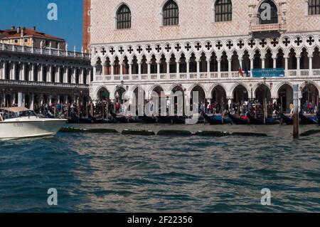 Vista di dettaglio del Palazzo Ducale di Venezia. Parte della Torre Markus si può vedere sullo sfondo. A sinistra si trova una parte della Biblioteca Marciana Foto Stock