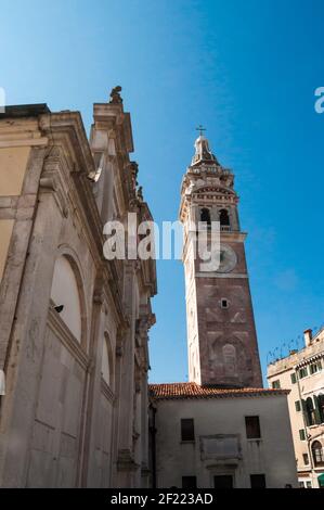 Chiesa con campanile nella luce della sera. Una giornata estiva a Venezia Foto Stock