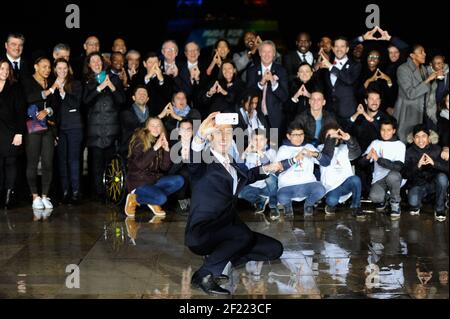 I co-presidenti della candidatura di Parigi 2024 Tony Estanguet prende selfie durante il lancio della promozione internazionale di Parigi 2024 alla Torre Eiffel a Parigi, il 3 febbraio 2017 - Foto Alain Gadoffre / KMSP / DPPI Foto Stock