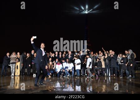 I copresidenti della candidatura di Parigi 2024 Tony Estanguet prende selfie durante il lancio della promozione internazionale di Parigi 2024 alla Torre Eiffel a Parigi, il 3 febbraio 2017 - Foto Philippe Millereau / KMSP / DPPI Foto Stock