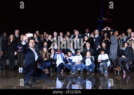 I copresidenti della candidatura di Parigi 2024 Tony Estanguet prende selfie durante il lancio della promozione internazionale di Parigi 2024 alla Torre Eiffel a Parigi, il 3 febbraio 2017 - Foto Philippe Millereau / KMSP / DPPI Foto Stock