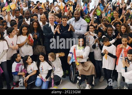 I co-presidenti della candidatura di Parigi 2024 Tony Estanguet e Bernard Lapasset e Judoka Teddy Riner pongono durante l'incontro tra atleti e scolari al College Dora Maar, a St Denis, il 3 febbraio 2017 - Foto Philippe Millereau / KMSP / DPPI Foto Stock