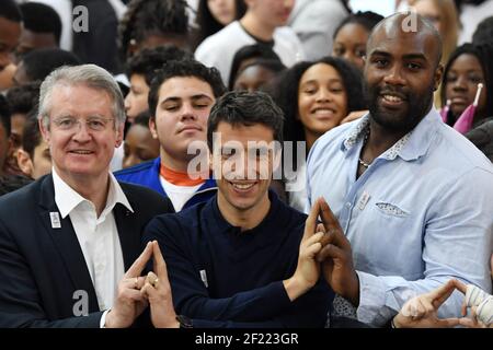 I co-presidenti della candidatura di Parigi 2024 Tony Estanguet e Bernard Lapasset e Judoka Teddy Riner pongono durante l'incontro tra atleti e scolari al College Dora Maar, a St Denis, il 3 febbraio 2017 - Foto Philippe Millereau / KMSP / DPPI Foto Stock