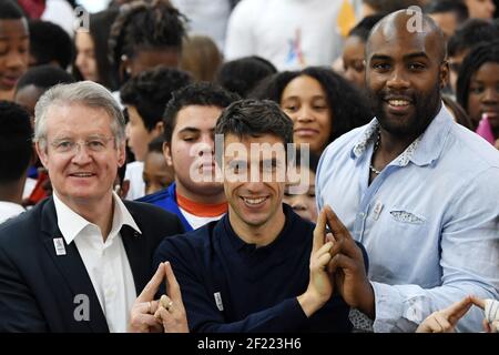 I co-presidenti della candidatura di Parigi 2024 Tony Estanguet e Bernard Lapasset e Judoka Teddy Riner pongono durante l'incontro tra atleti e scolari al College Dora Maar, a St Denis, il 3 febbraio 2017 - Foto Philippe Millereau / KMSP / DPPI Foto Stock