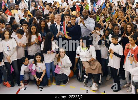 I co-presidenti della candidatura di Parigi 2024 Tony Estanguet e Bernard Lapasset e Judoka Teddy Riner pongono durante l'incontro tra atleti e scolari al College Dora Maar, a St Denis, il 3 febbraio 2017 - Foto Philippe Millereau / KMSP / DPPI Foto Stock