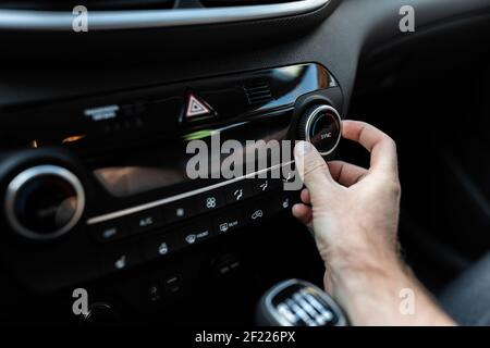 Vista interna di una nuova vettura moderna. Impianto di climatizzazione o aria condizionata regolato da un operatore. Regolazione della temperatura interna dell'auto Foto Stock