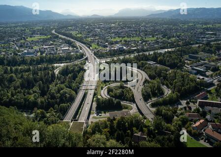 Una bella vista sull'autostrada in Austria con le montagne sullo sfondo. Foto Stock