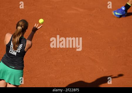 Illustrazione del ragazzo di palla durante la semifinale di Roland Garros French Tennis Open 2017, il 9 giugno 2017, al Roland Garros Stadium di Parigi, Francia - Foto Philippe Millereau / KMSP / DPPI Foto Stock