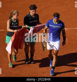 Rafael Nadal compete durante la semifinale maschile del Roland Garros French Tennis Open 2017, il 9 giugno 2017, allo stadio Roland Garros di Parigi, Francia - Foto Philippe Millereau / KMSP / DPPI Foto Stock