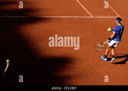 Rafael Nadal compete durante la semifinale maschile del Roland Garros French Tennis Open 2017, il 9 giugno 2017, allo stadio Roland Garros di Parigi, Francia - Foto Philippe Millereau / KMSP / DPPI Foto Stock