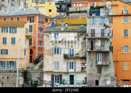 Vecchi edifici nel vecchio porto di Bastia, Corsica Foto Stock