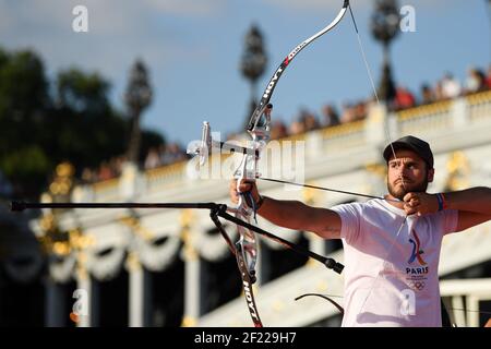 Lucas Daniel in Archery durante le Olimpiadi per la candidatura di Parigi 2024, a Parigi, Francia, il 23 giugno 2017 - Foto Philippe Millereau / KMSP / DPPI Foto Stock