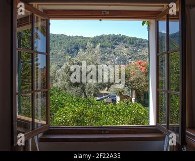 Finestra vista dalla casa di Robert Graves a Deia, Maiorca Foto Stock