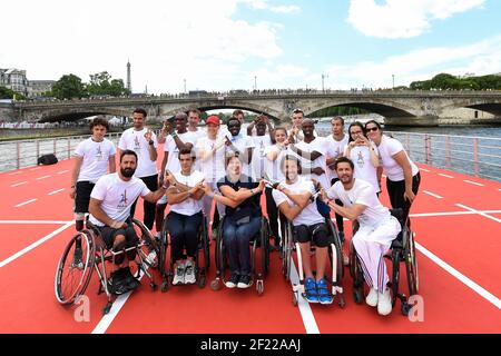 Gli atleti francesi di Handisport Michael Jeremiasz, David Smetanine, Cyrille More, Nantenin Keita, Mathieu Bosredon e il presidente del Comitato Paralimpico francese Emmanuelle Assmann pongono durante le Olimpiadi per la candidatura di Parigi 2024, a Saint-Denis, Francia, il 24 giugno 2017 - Foto Stephane Kempinaire / KMSP / DPPI Foto Stock