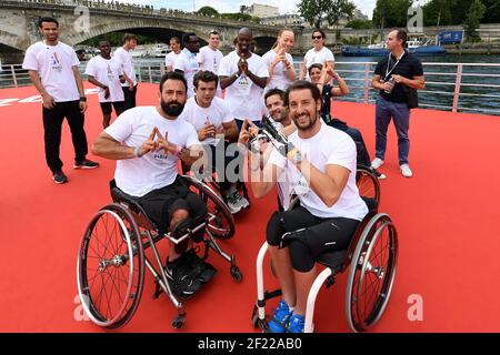 Gli atleti francesi di Handisport Michael Jeremiasz, David Smetanine, Cyrille More, Nantenin Keita, Mathieu Bosredon e il presidente del Comitato Paralimpico francese Emmanuelle Assmann pongono durante le Olimpiadi per la candidatura di Parigi 2024, a Saint-Denis, Francia, il 24 giugno 2017 - Foto Stephane Kempinaire / KMSP / DPPI Foto Stock