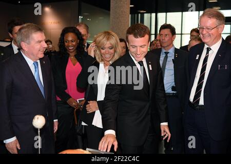 Presidente del CIO Thomas Bach, Brigitte Macron, presidente della Repubblica francese Emmanuel Macron e copresidente della candidatura di Parigi 2024 Bernard Lapasset durante la visita della candidatura di Parigi 2024 al Museo Olimpico, a Losanna, Svizzera, il 10 luglio 2017 - Foto Philippe Millereau / KMSP / DPPI Foto Stock