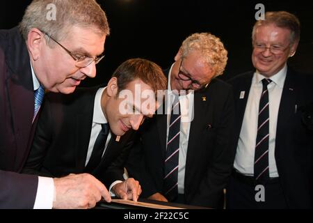 Presidente del CIO Thomas Bach, presidente della Repubblica francese Emmanuel Macron, membro del CIO Guy Drut e copresidente della candidatura di Parigi 2024 Bernard Lapasset durante la visita della candidatura di Parigi 2024 al Museo Olimpico di Losanna, Svizzera, il 10 luglio 2017 - Foto Philippe Millereau / KMSP / DPPI Foto Stock